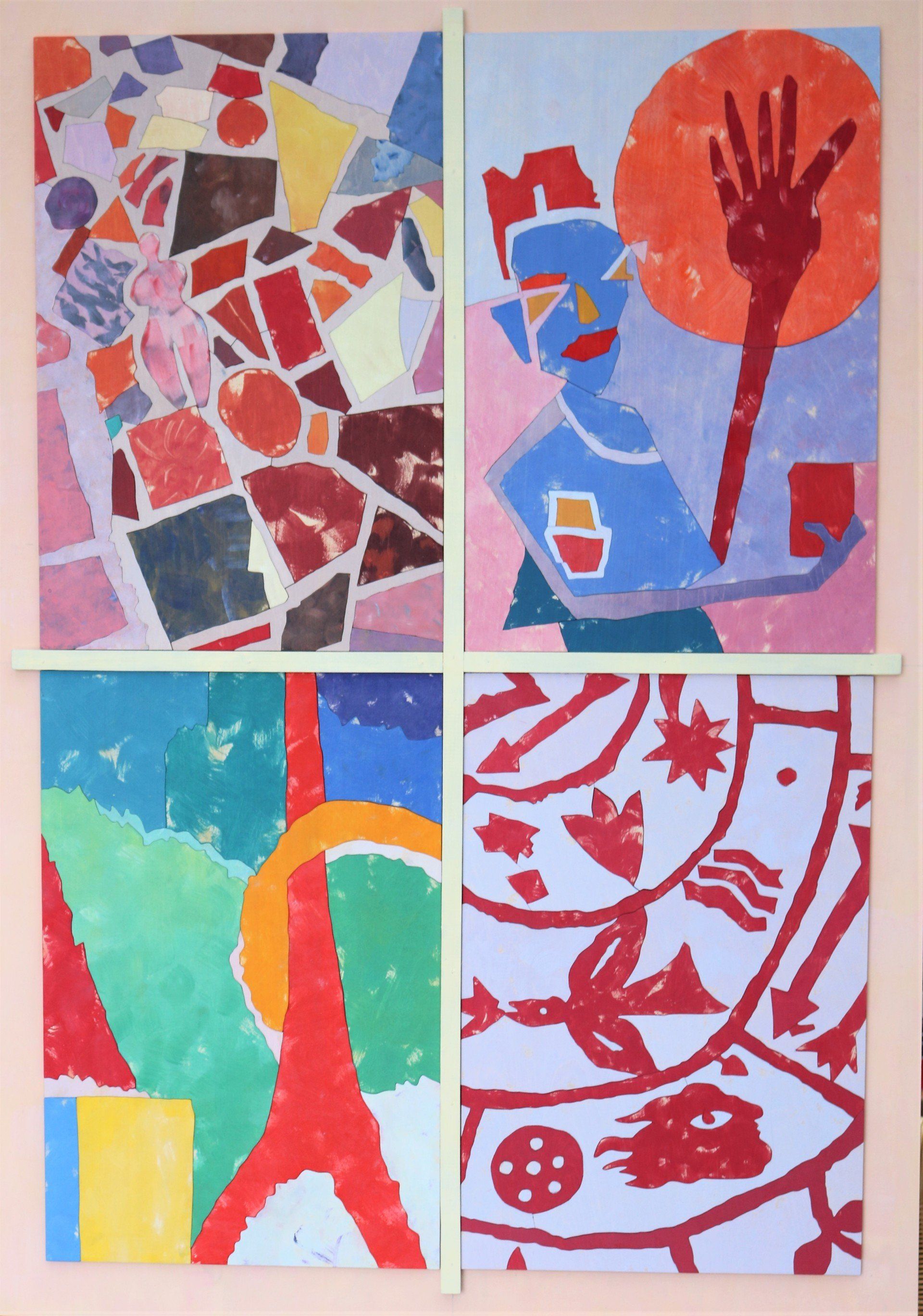 Vier bunte Gemälde hängen an einer Wand