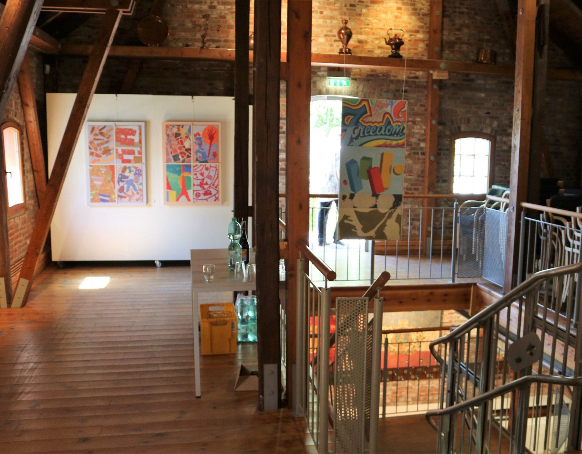 Ein Raum mit einer Treppe und einem Tisch darin