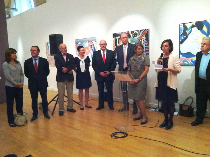 Eine Gruppe von Menschen steht vor einem Podium