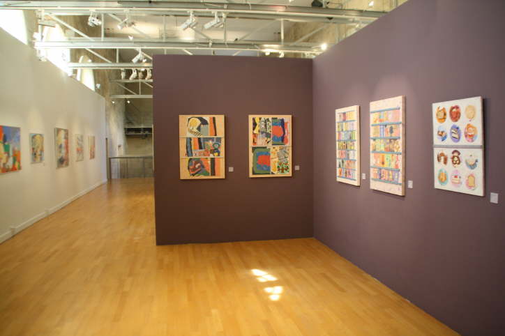 Ein Museum mit vielen Gemälden an den Wänden.