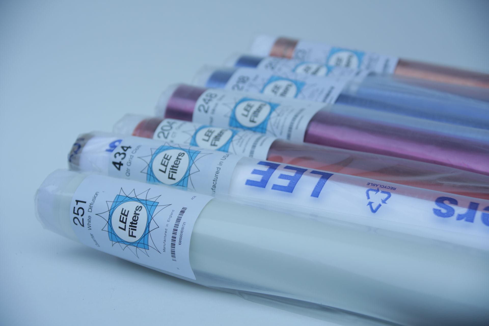 Un montón de rollos de papel de aluminio se apilan uno encima del otro