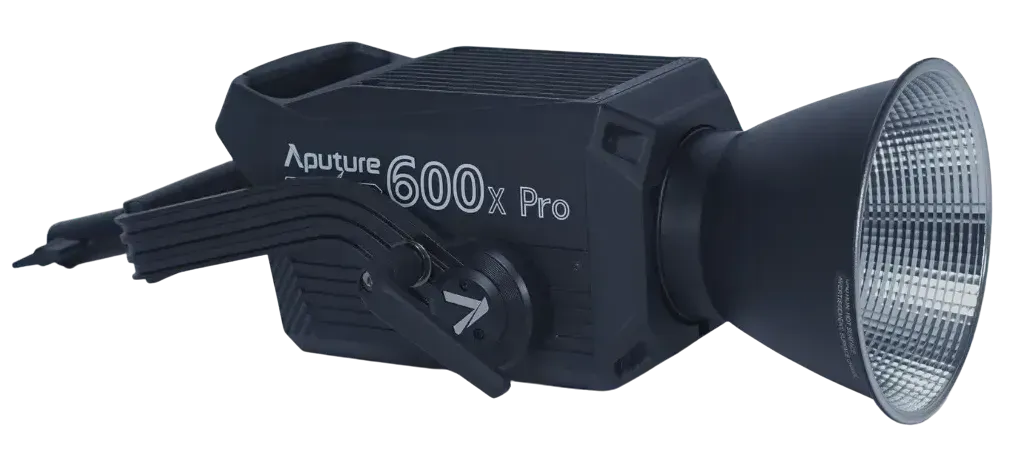 Una linterna Aputure 600x Pro negra está sobre una superficie blanca.