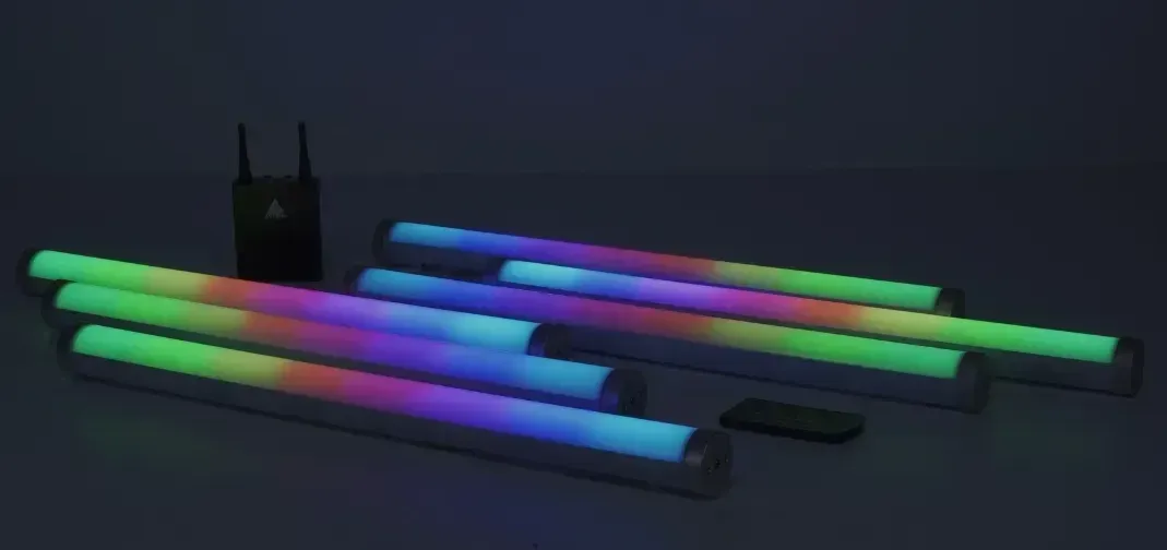 Un montón de luces de colores están colocadas una encima de otra sobre una mesa.