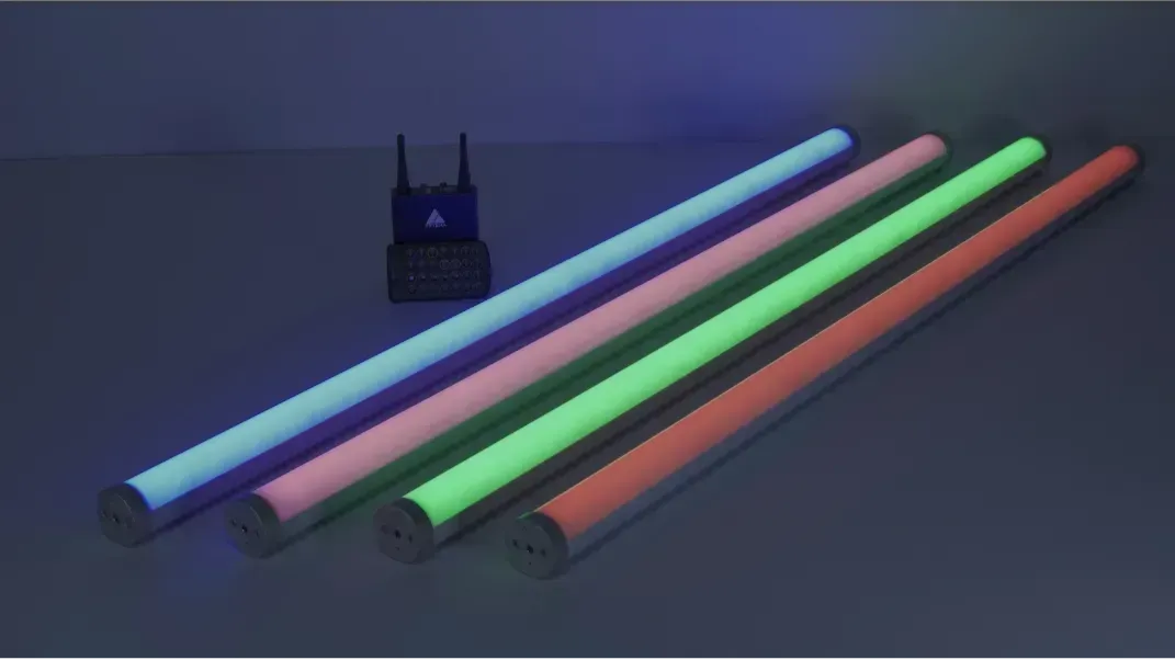 Un montón de luces que brillan en la oscuridad están sobre una mesa.