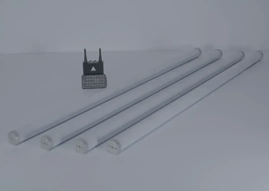 Cuatro tubos blancos están colocados uno al lado del otro sobre una superficie blanca.