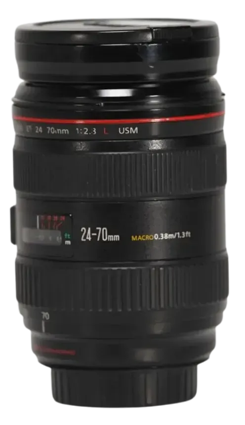 Se muestra una lente Canon de 24-70 mm sobre un fondo blanco.