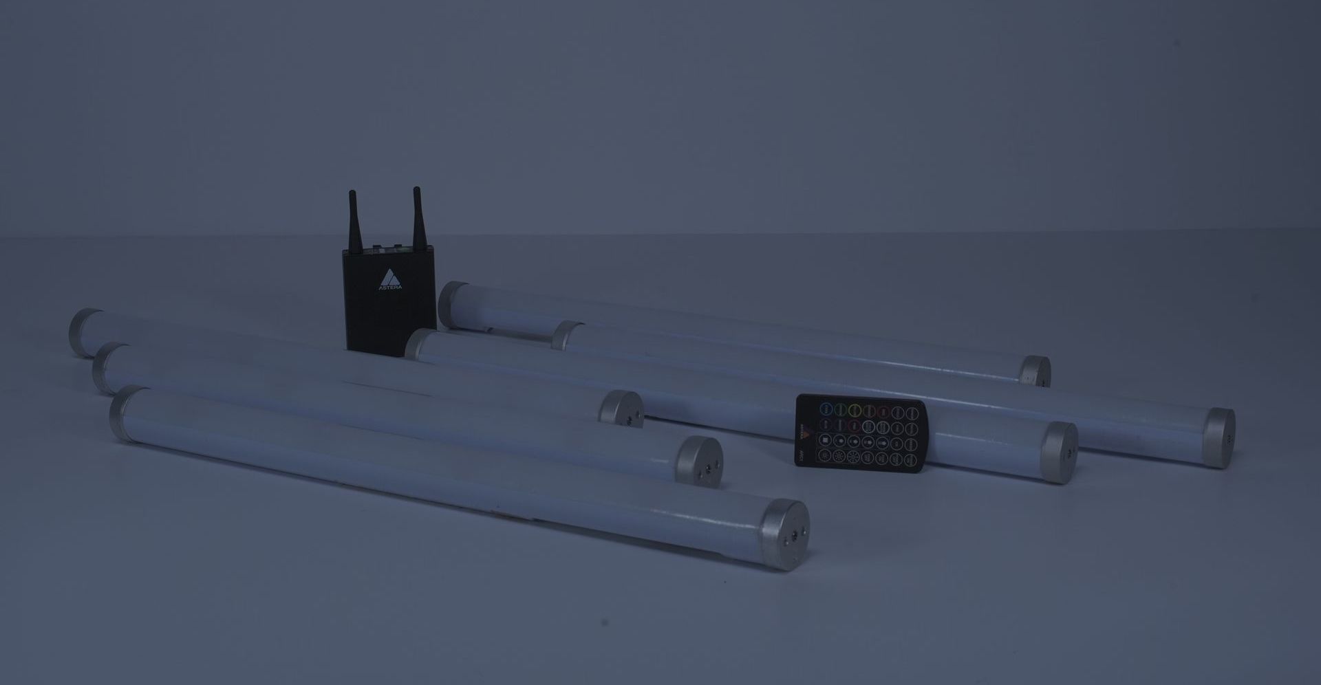 Un montón de luces están sobre una mesa en la oscuridad.