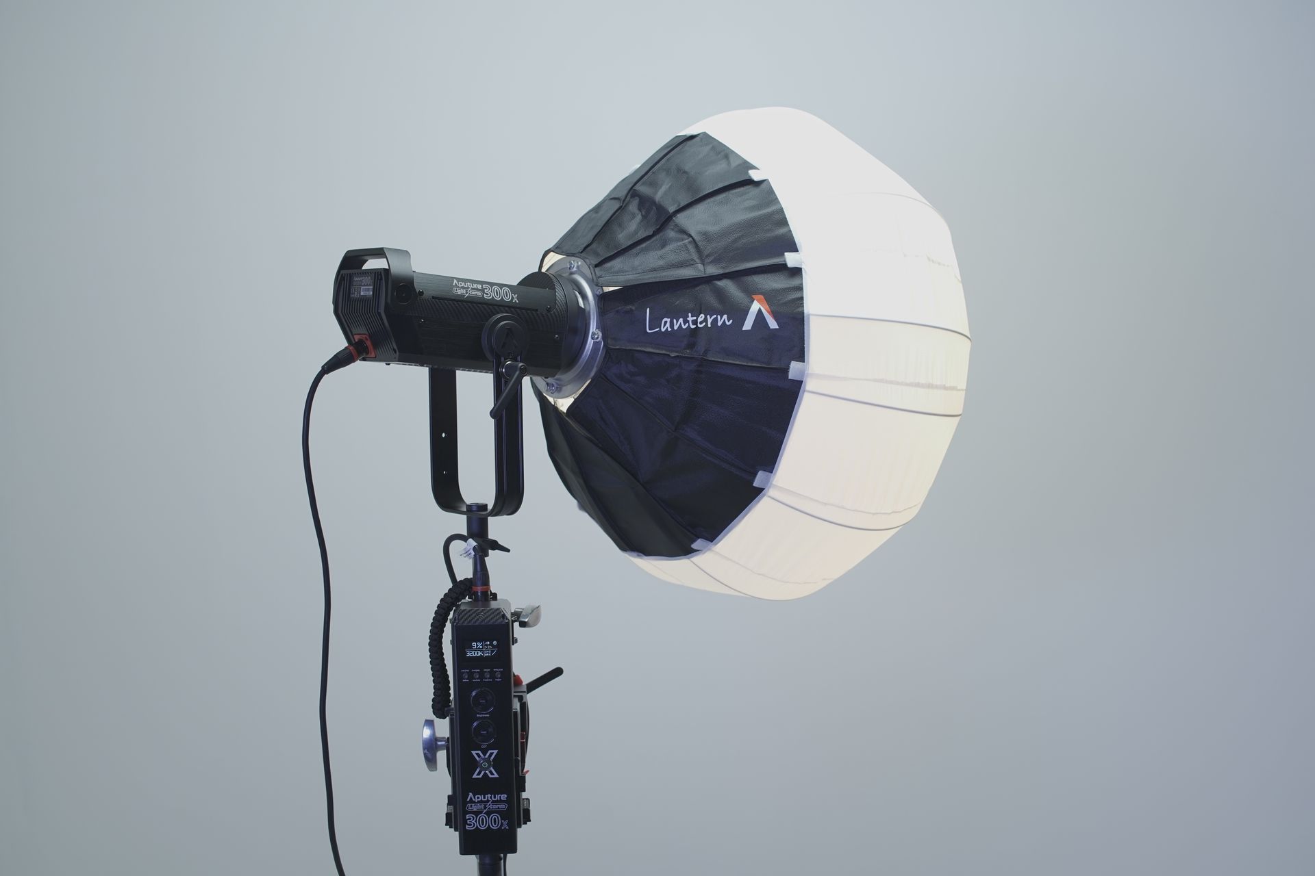 Una luz en blanco y negro está colocada encima de un soporte.