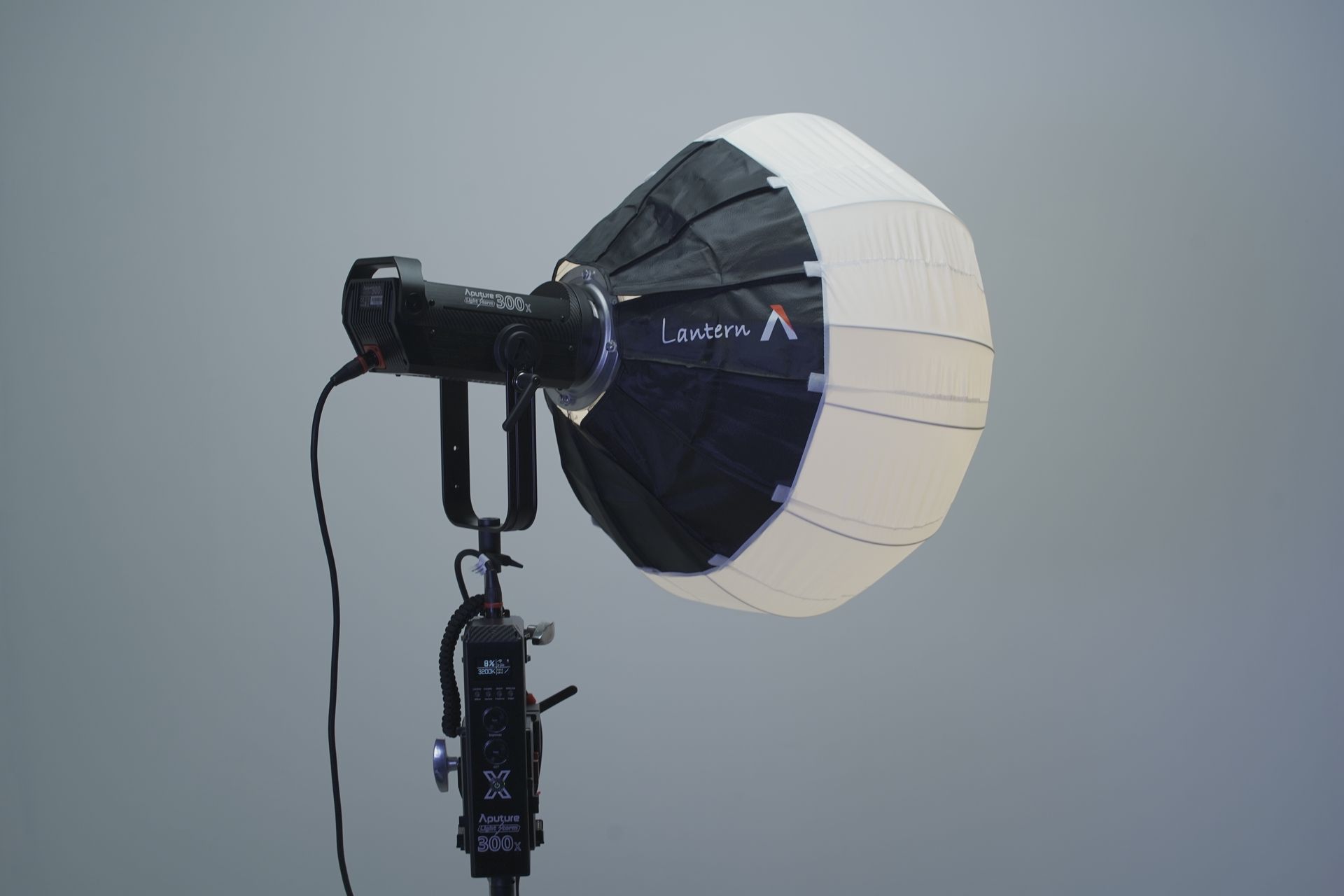 Una luz en blanco y negro está colocada encima de un trípode.