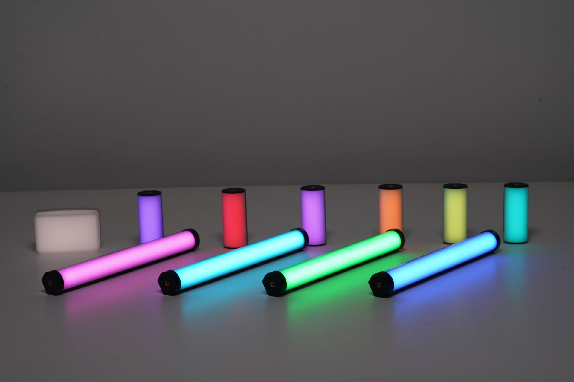 Un montón de luces de colores están sobre una mesa.