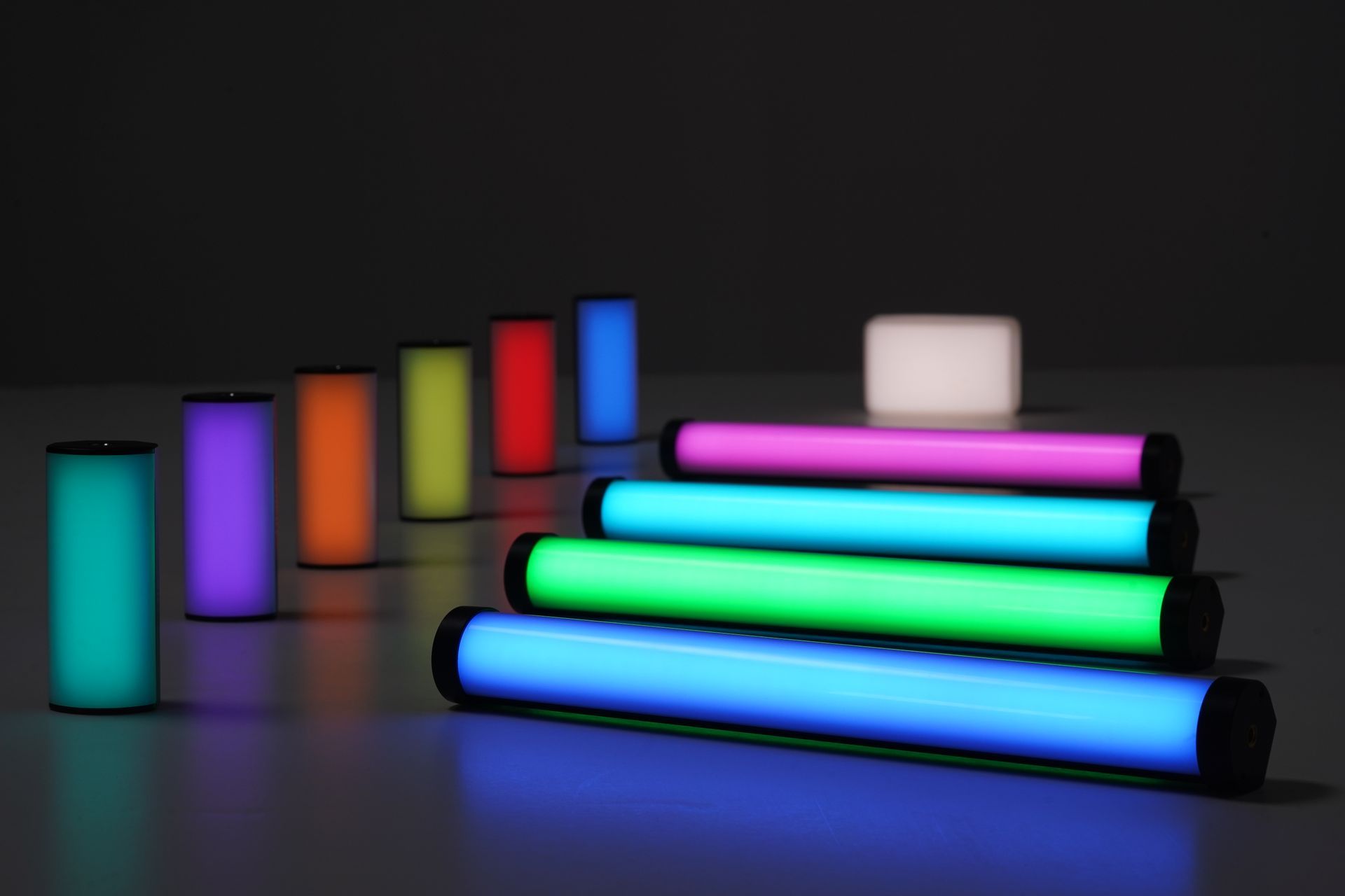 Un montón de luces de colores están apiladas una encima de otra sobre una mesa.