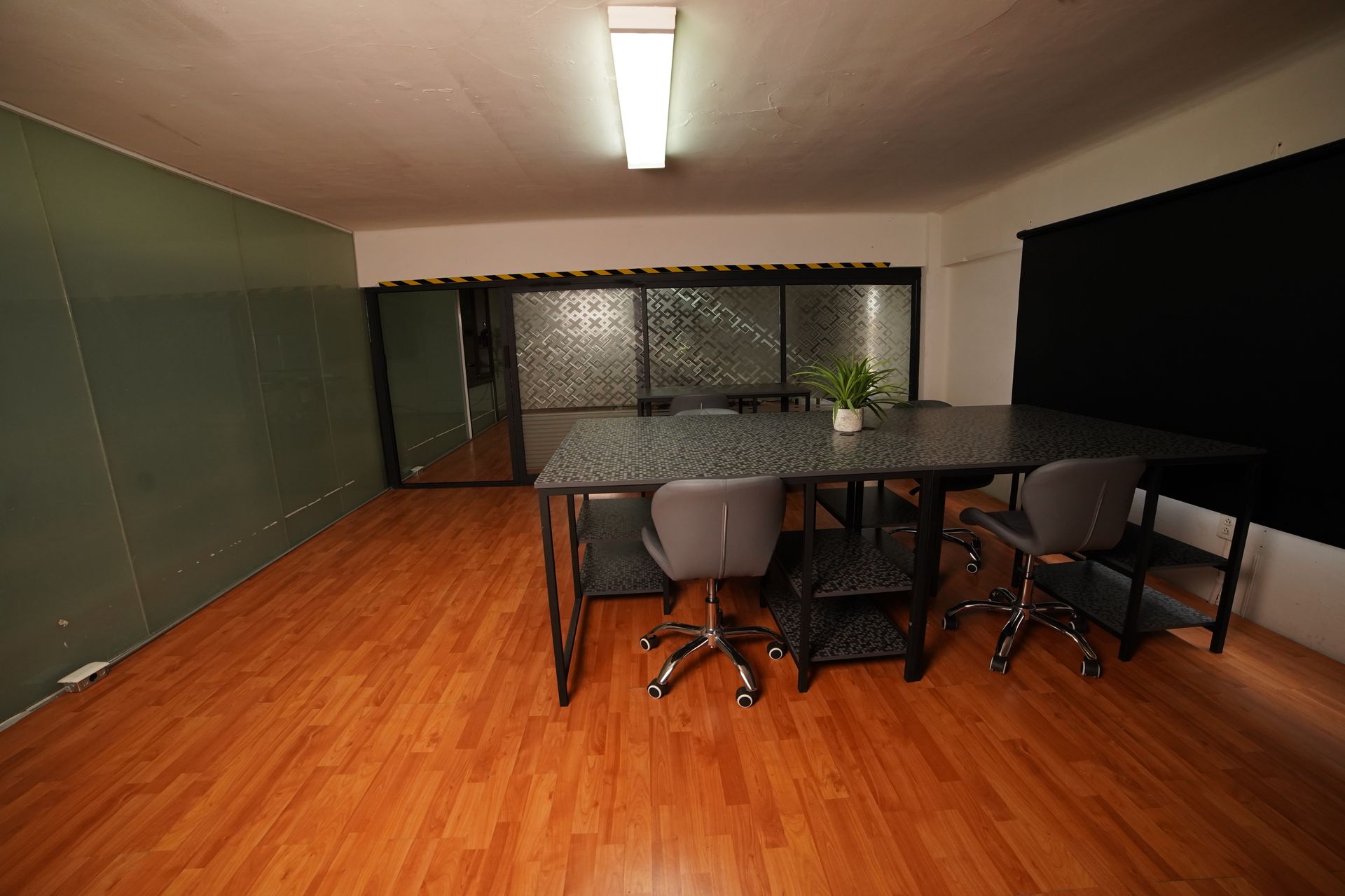 Una sala de conferencias con una mesa y sillas.