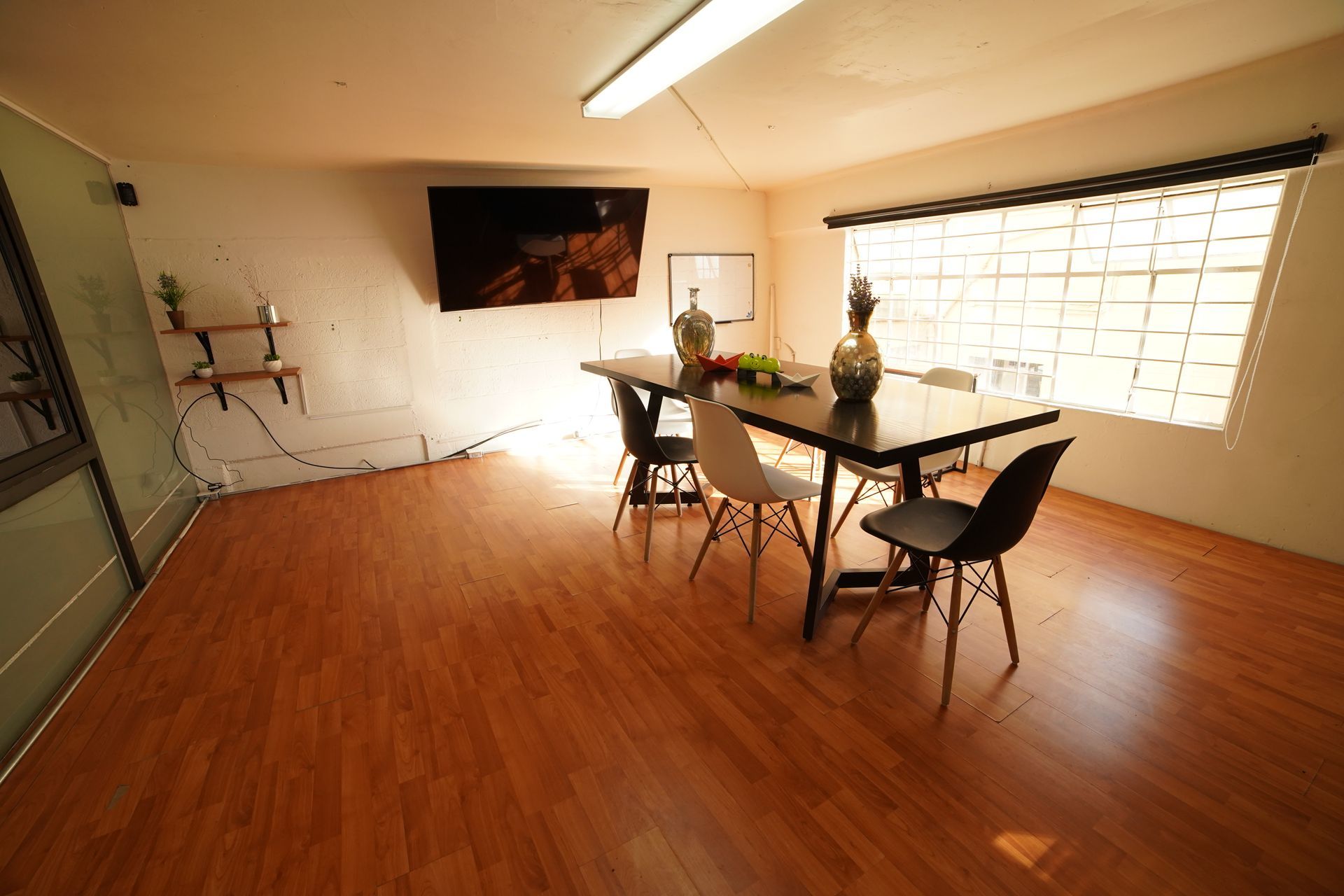 Una sala de conferencias con una mesa y sillas.