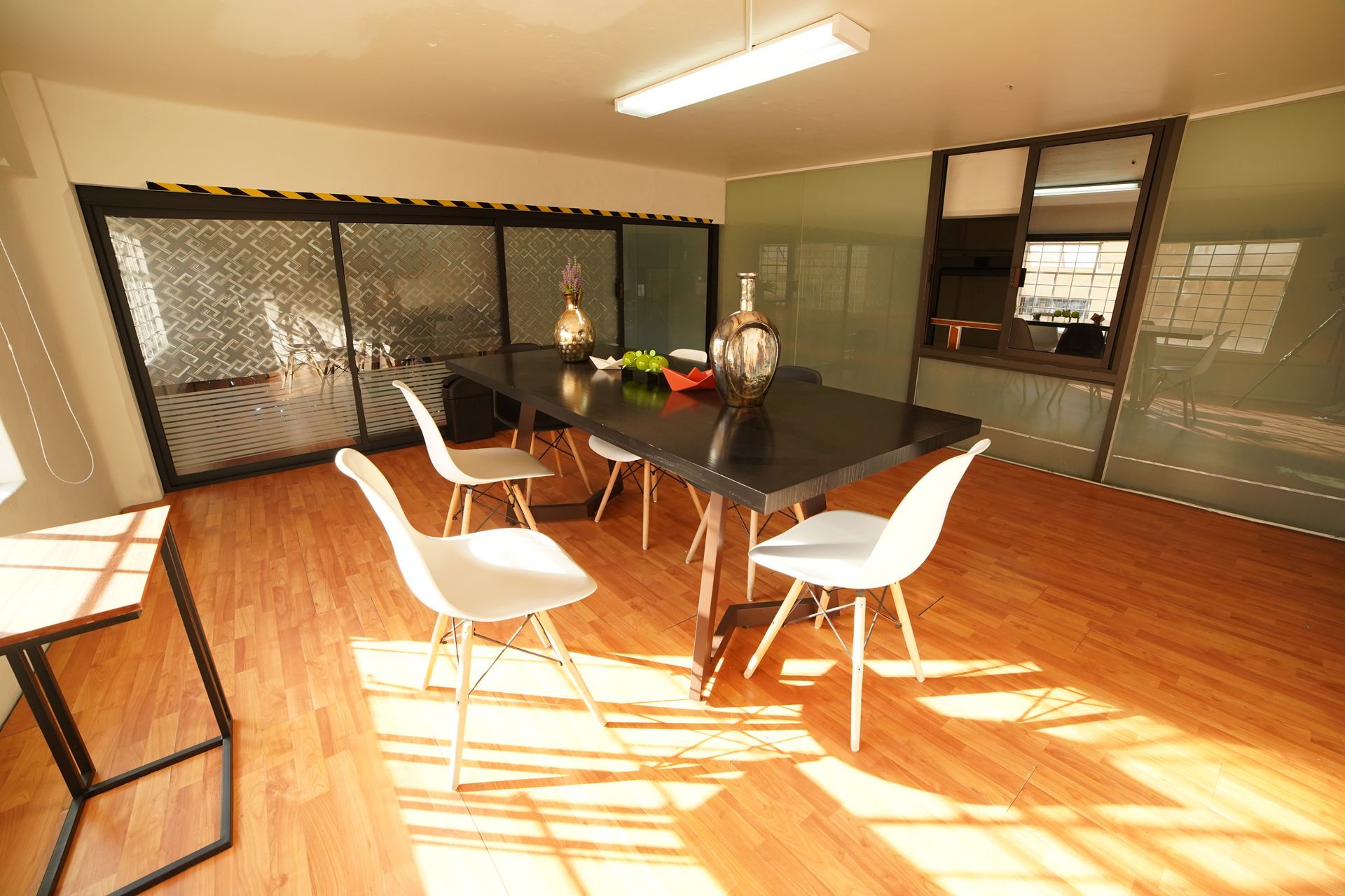 Una habitación con una mesa y sillas.