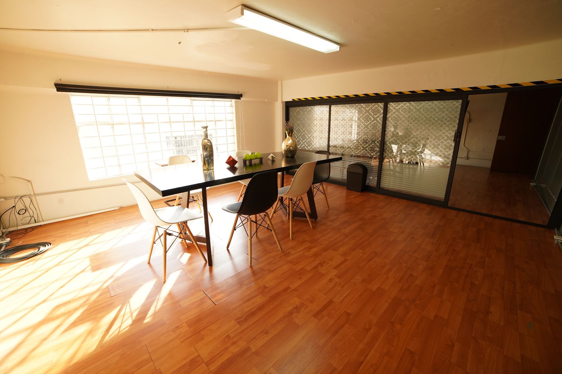 Una habitación grande con una mesa y sillas.