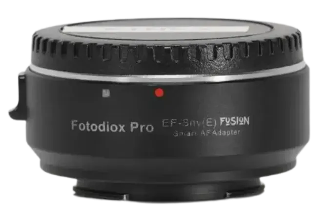 Un primer plano de un adaptador de lente Fotodiox Pro