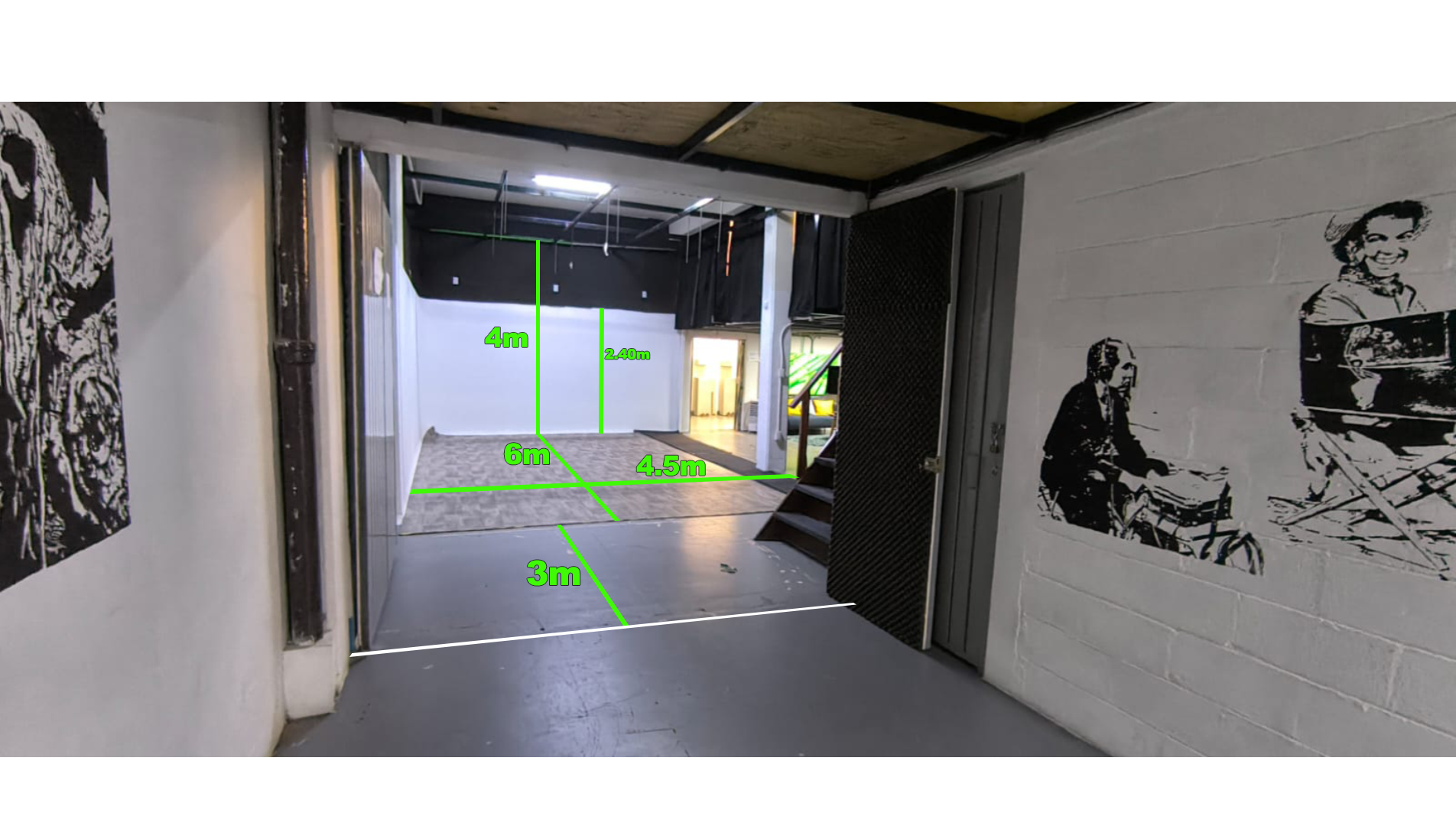 Una habitación con un cuadro en la pared y una línea verde en el suelo.