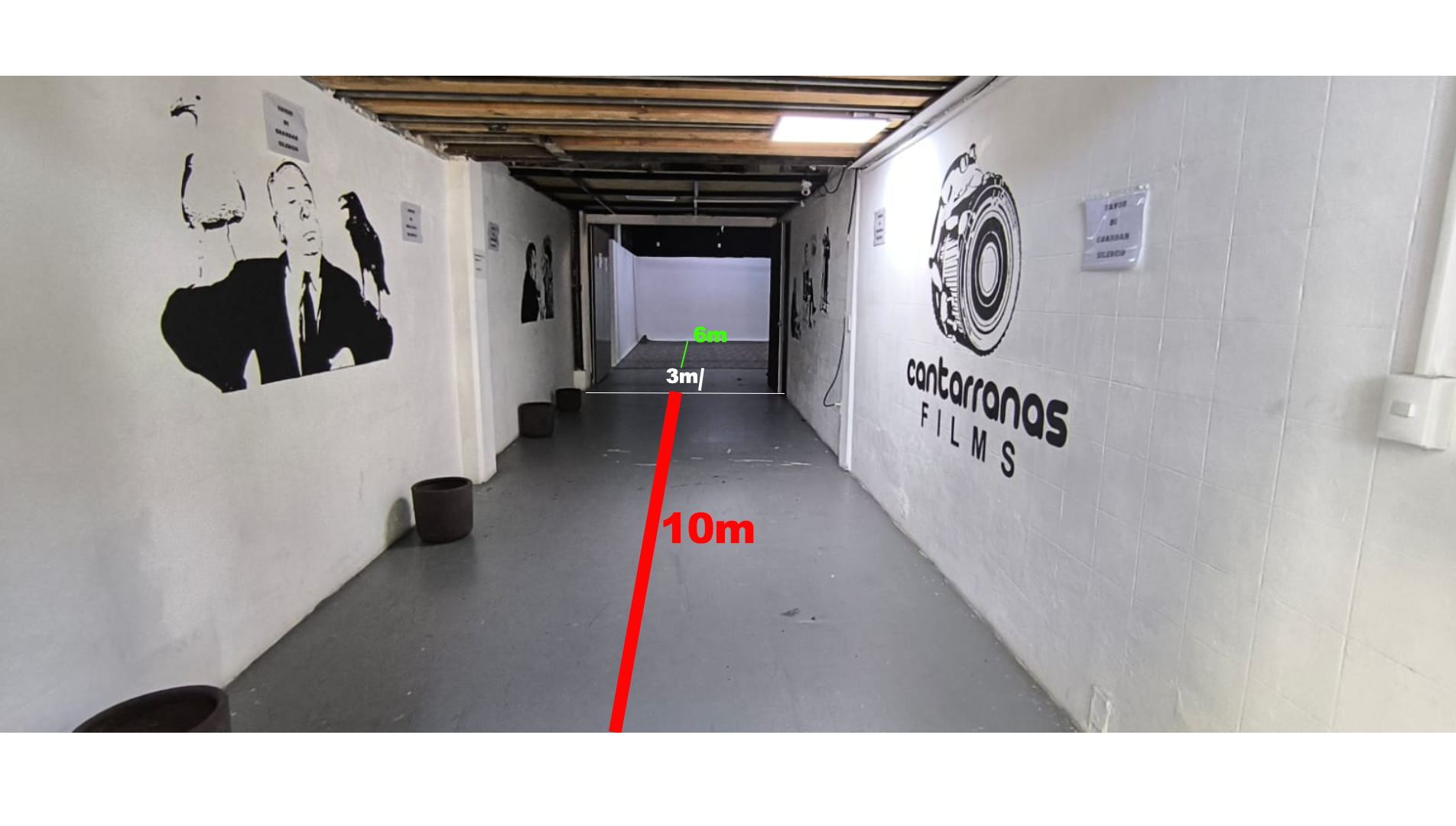 Un largo pasillo con una línea roja que apunta hacia la derecha.