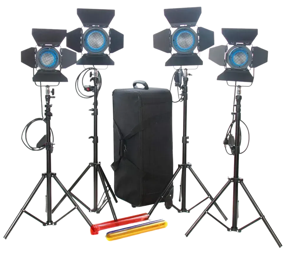 Un grupo de luces colocadas sobre trípodes junto a una bolsa.