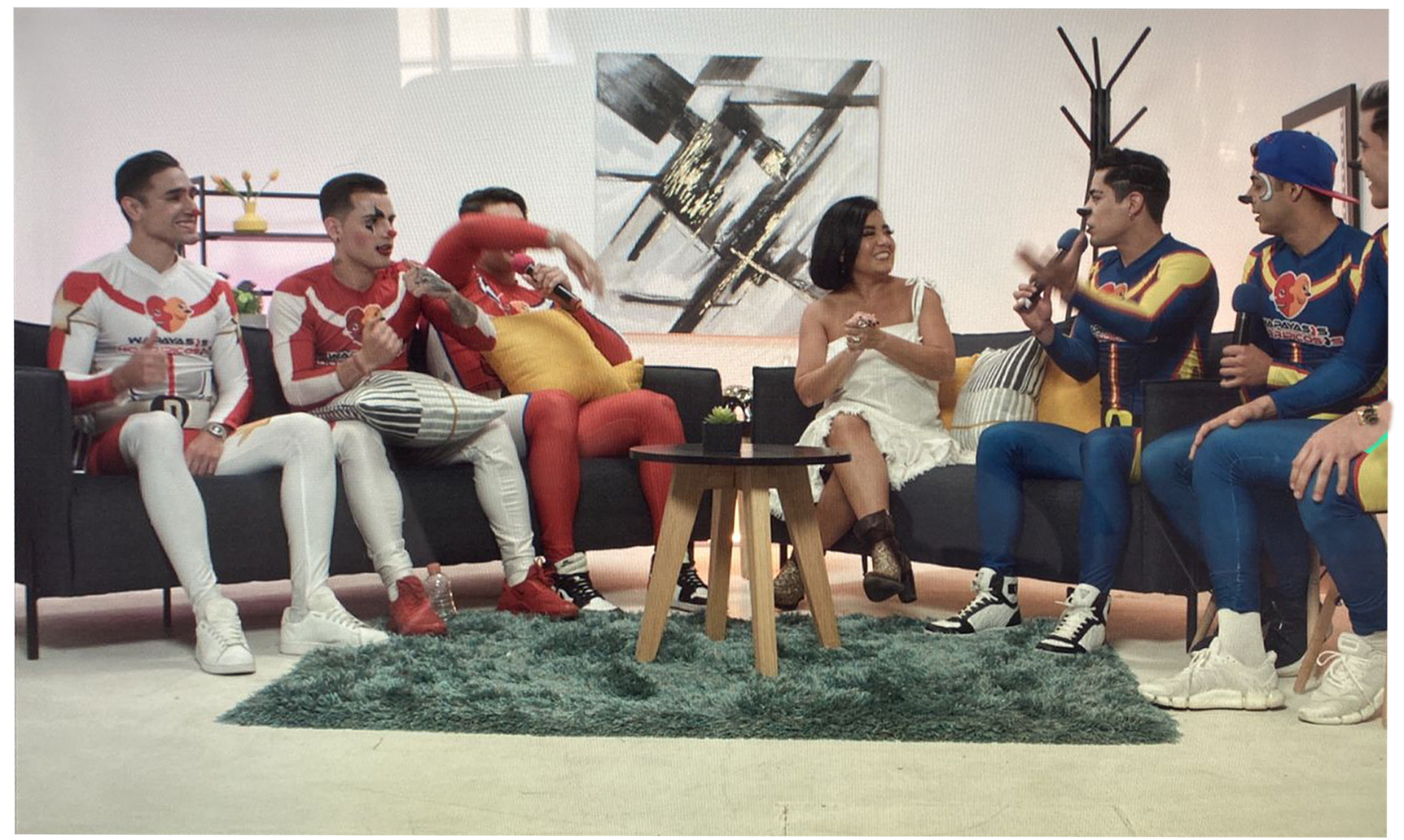 Un grupo de personas con disfraces de superhéroes están sentadas en un sofá.