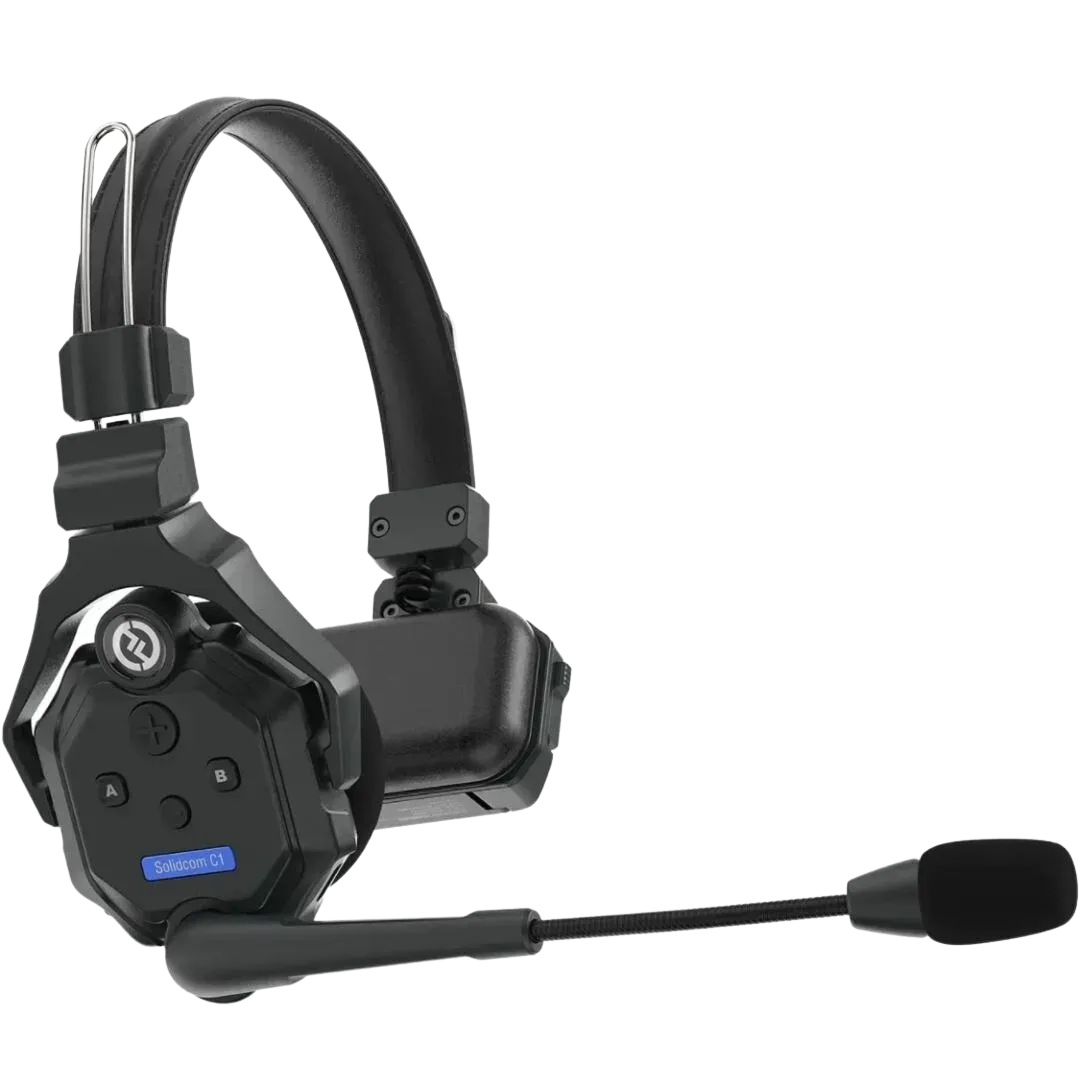 Un par de auriculares con un micrófono conectado a ellos sobre un fondo blanco.