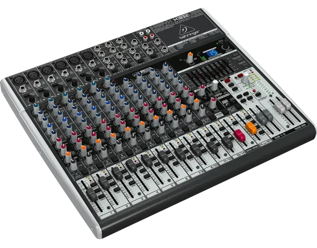 Un mezclador Behringer está sobre una mesa sobre un fondo blanco.