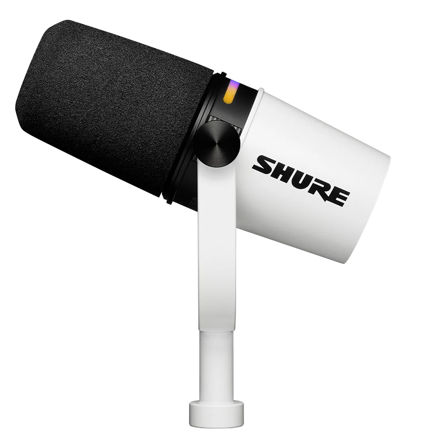 Un micrófono Shure está sobre un soporte blanco.