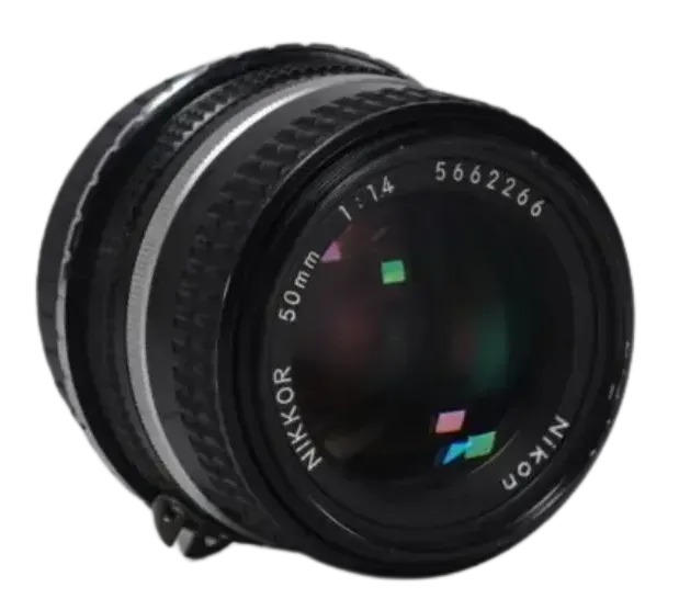 Un primer plano de un objetivo Nikkor de 50 mm