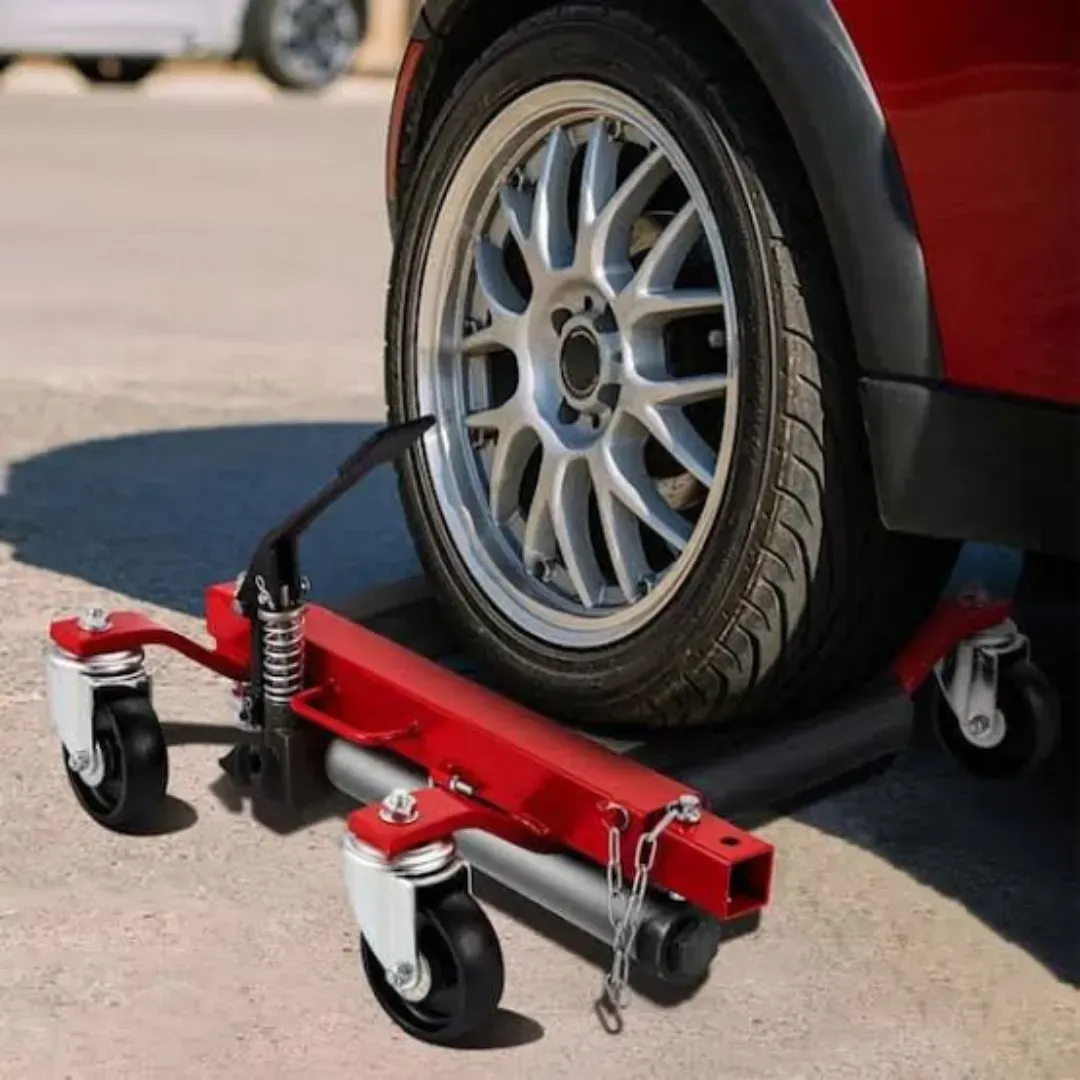 Un coche rojo está siendo remolcado por una plataforma con ruedas.