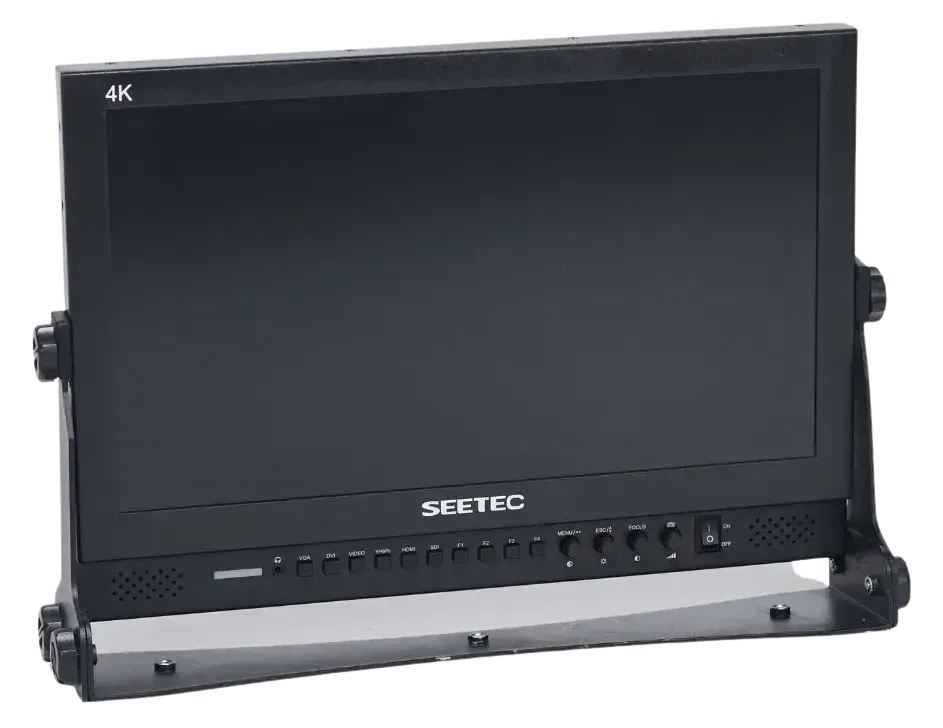 Un monitor Seetec 4K está sobre una superficie blanca.