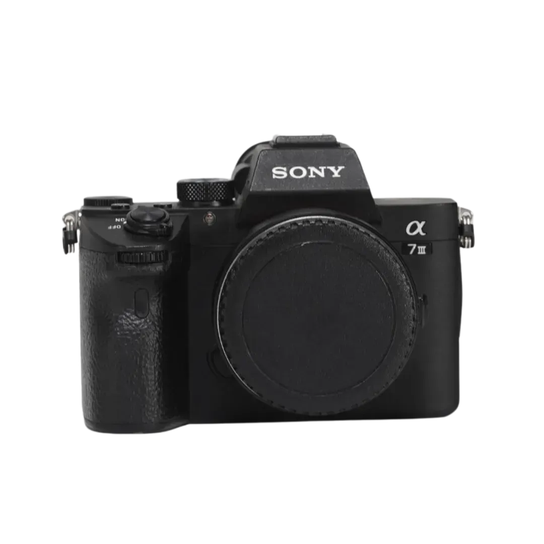 Una cámara Sony negra está sobre una superficie blanca.