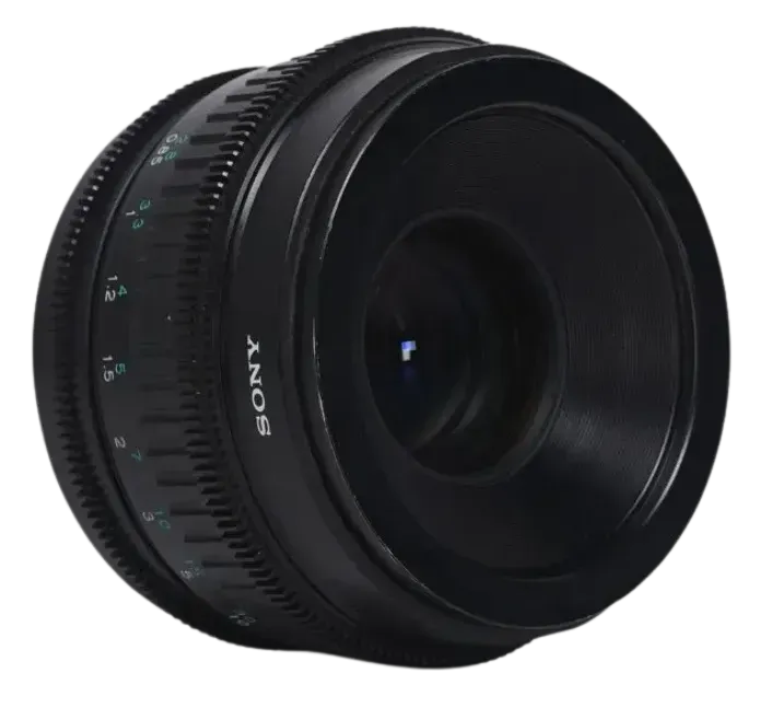 Un primer plano de una lente de cámara Sony sobre un fondo blanco.