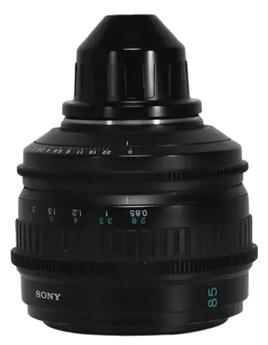 Un primer plano de una lente Sony 85 sobre un fondo blanco.