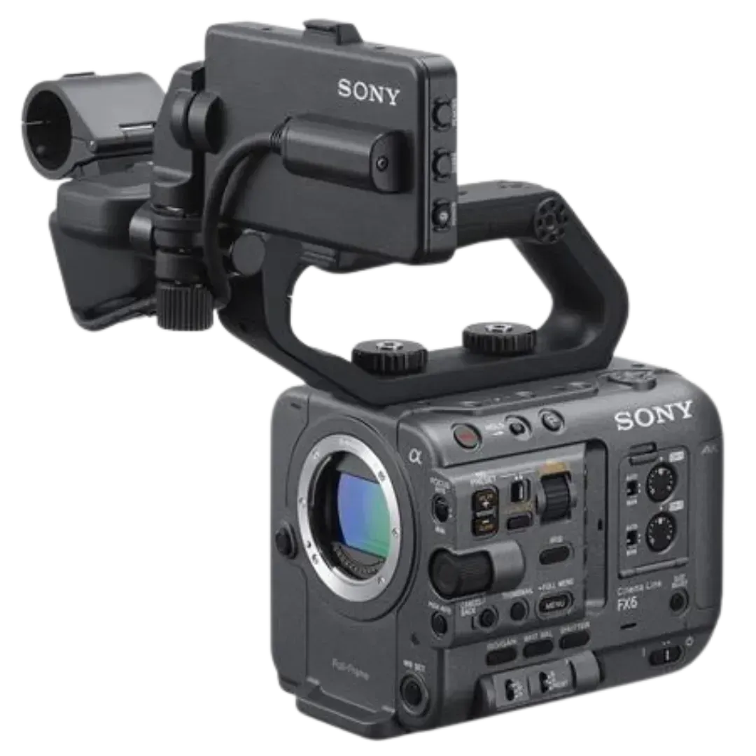 Una cámara Sony está sobre una superficie blanca.