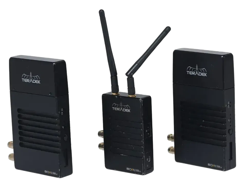 Un conjunto de tres receptores inalámbricos con antenas sobre un fondo blanco.