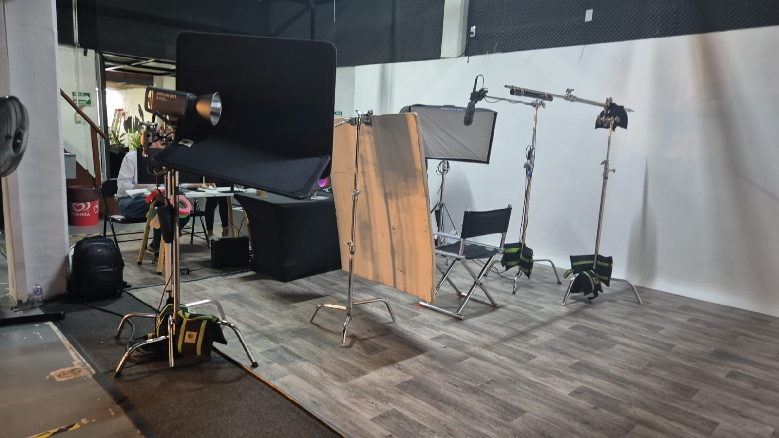 Una habitación con muchas luces y sillas.