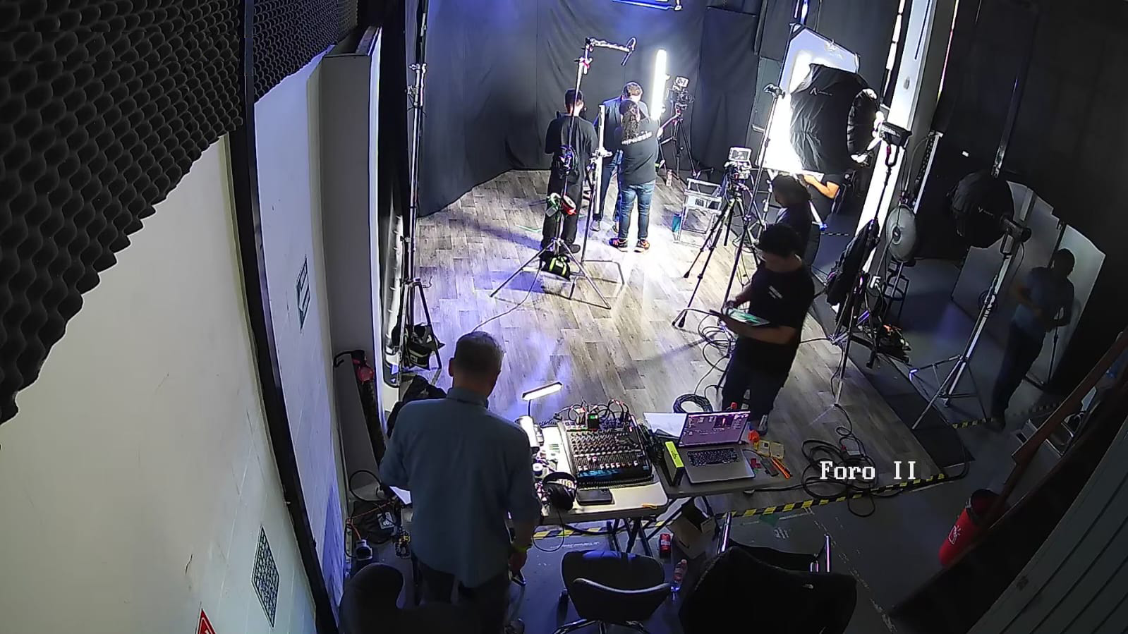 Un grupo de personas está de pie en una habitación oscura.