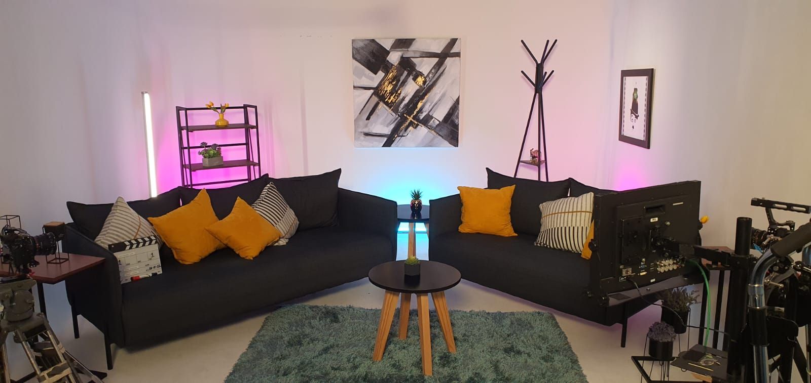 Una sala de estar con dos sofás, una mesa y una alfombra.