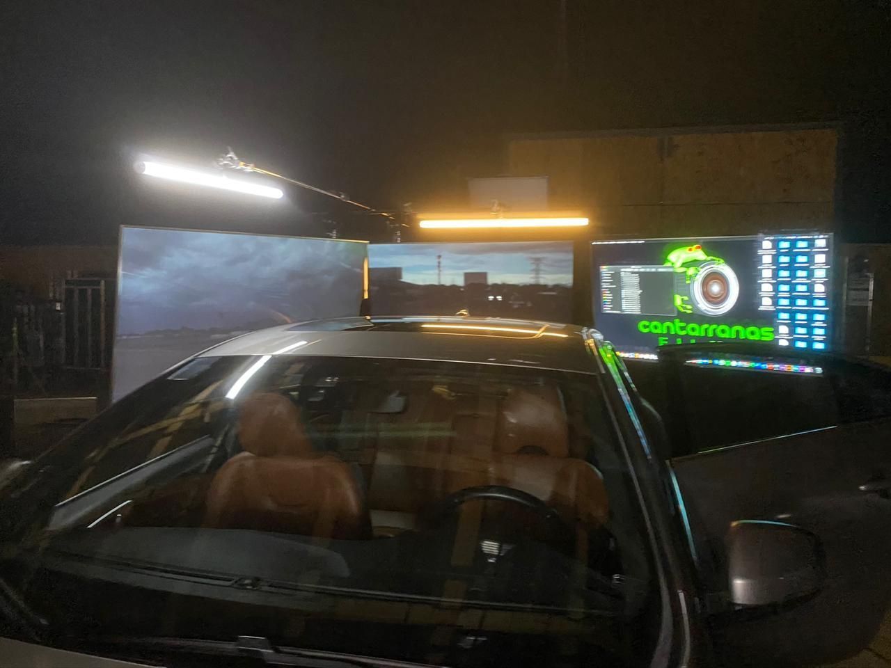 Un coche está aparcado delante de un edificio por la noche.