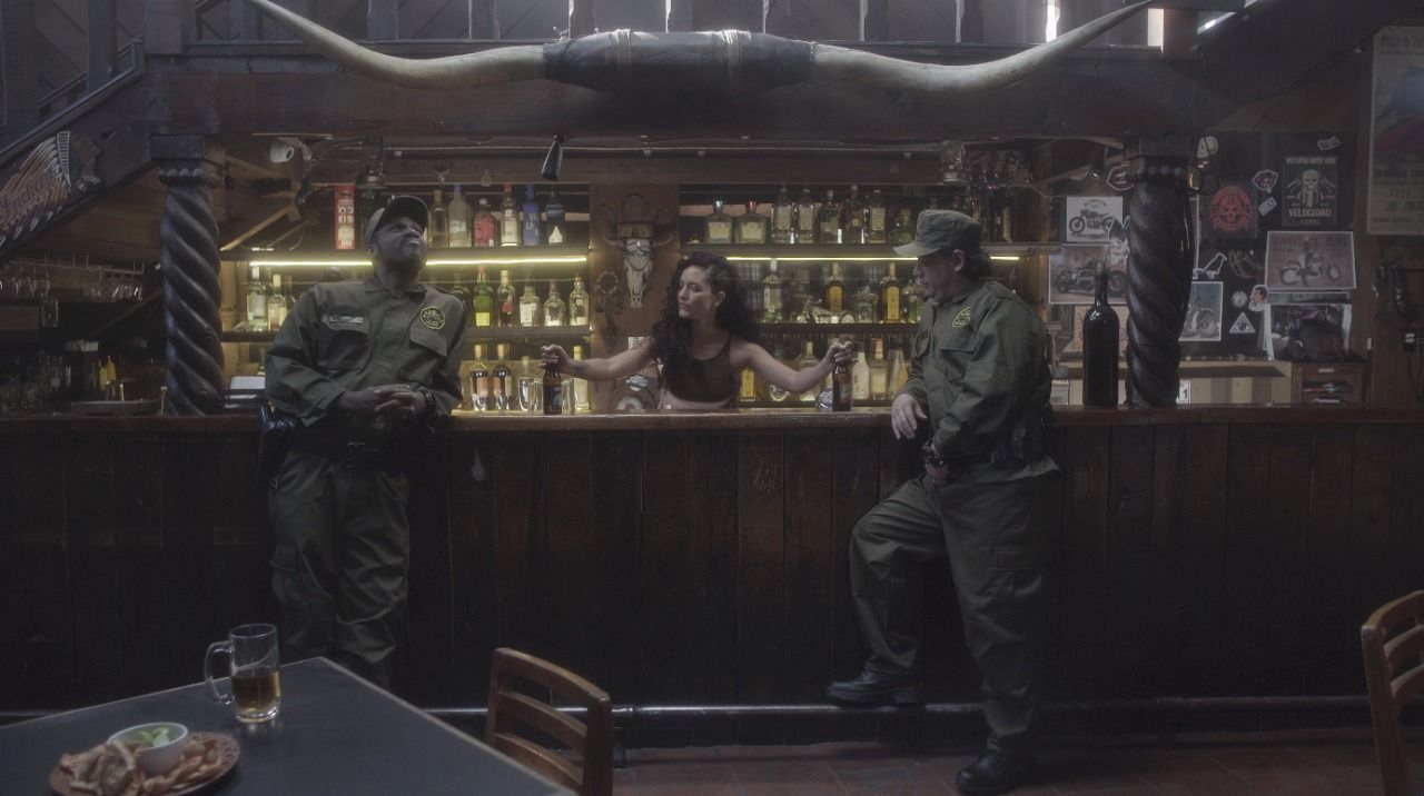 Un hombre y una mujer están sentados en un bar hablando entre sí.