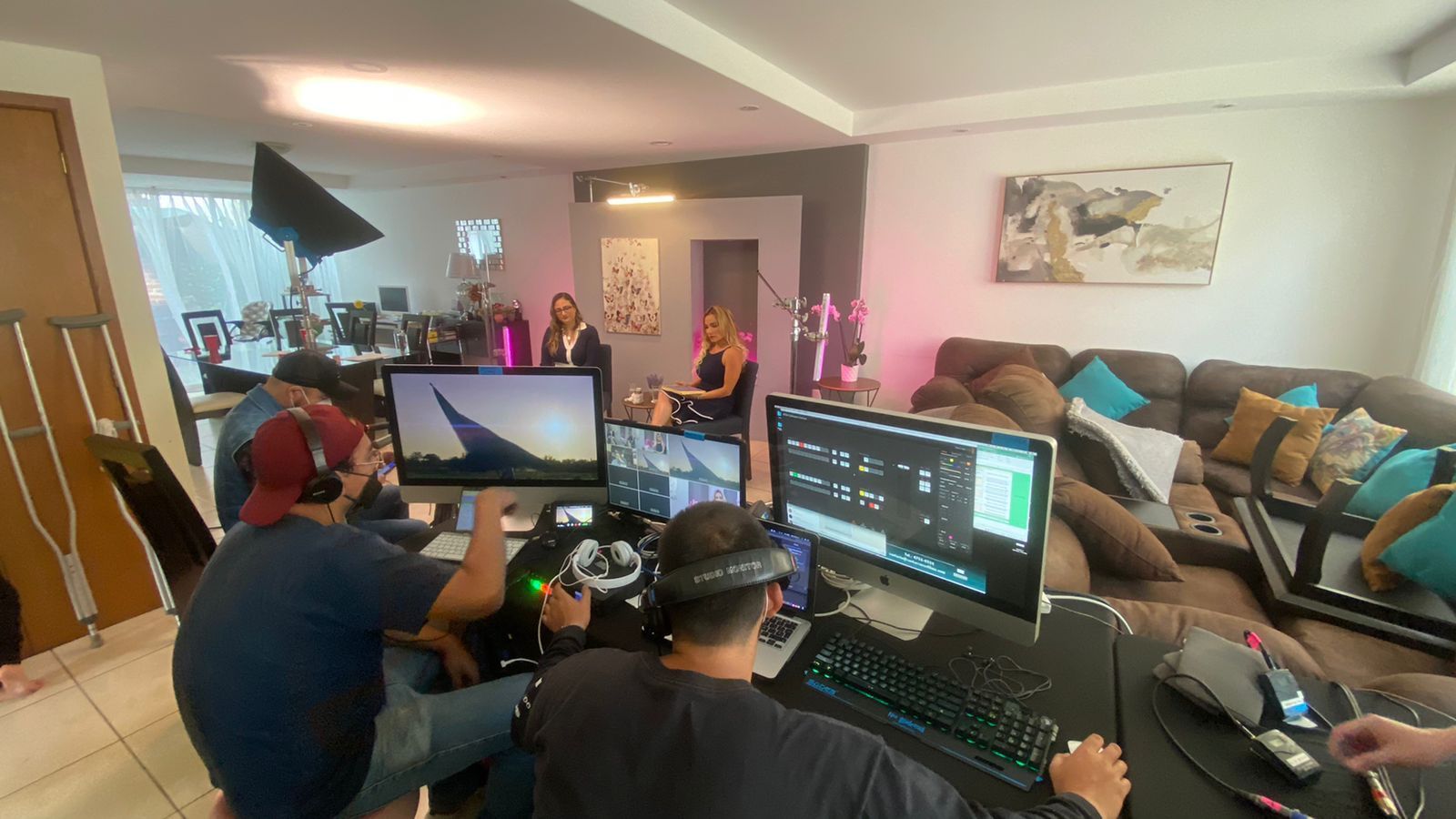 Un grupo de personas está sentada en una sala de estar jugando videojuegos.