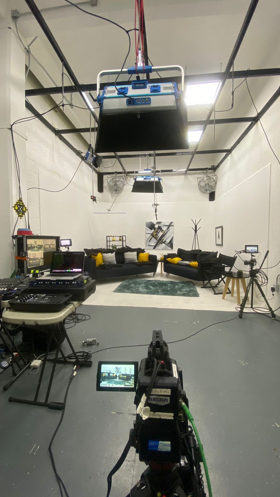 Una cámara está sentada en el medio de una sala de estar.