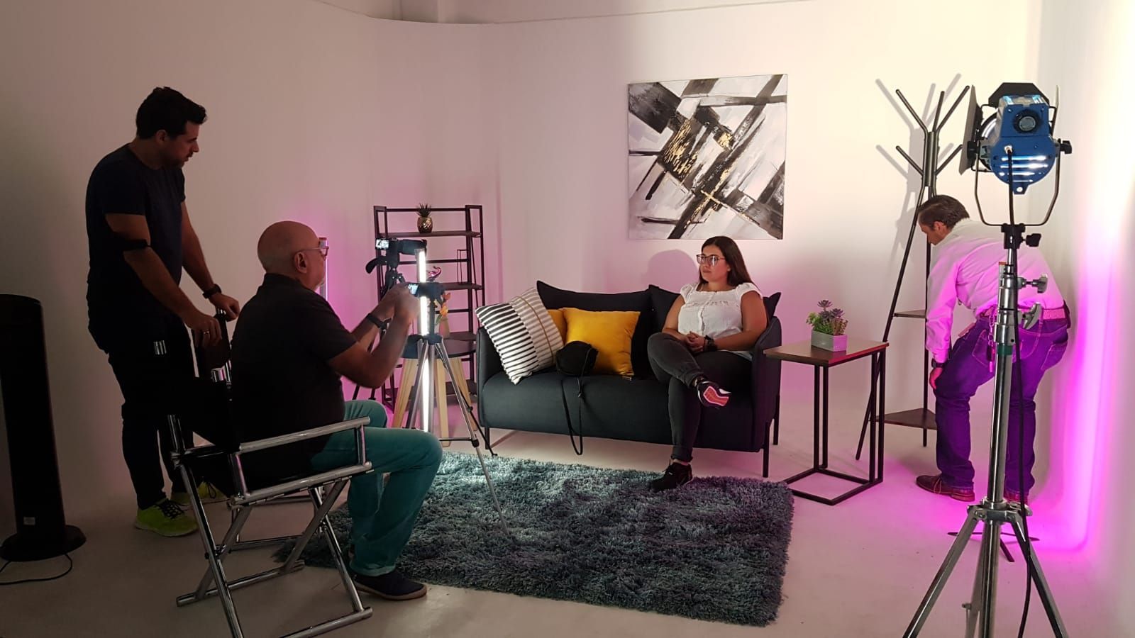 Un grupo de personas está sentada en un sofá en una sala de estar.