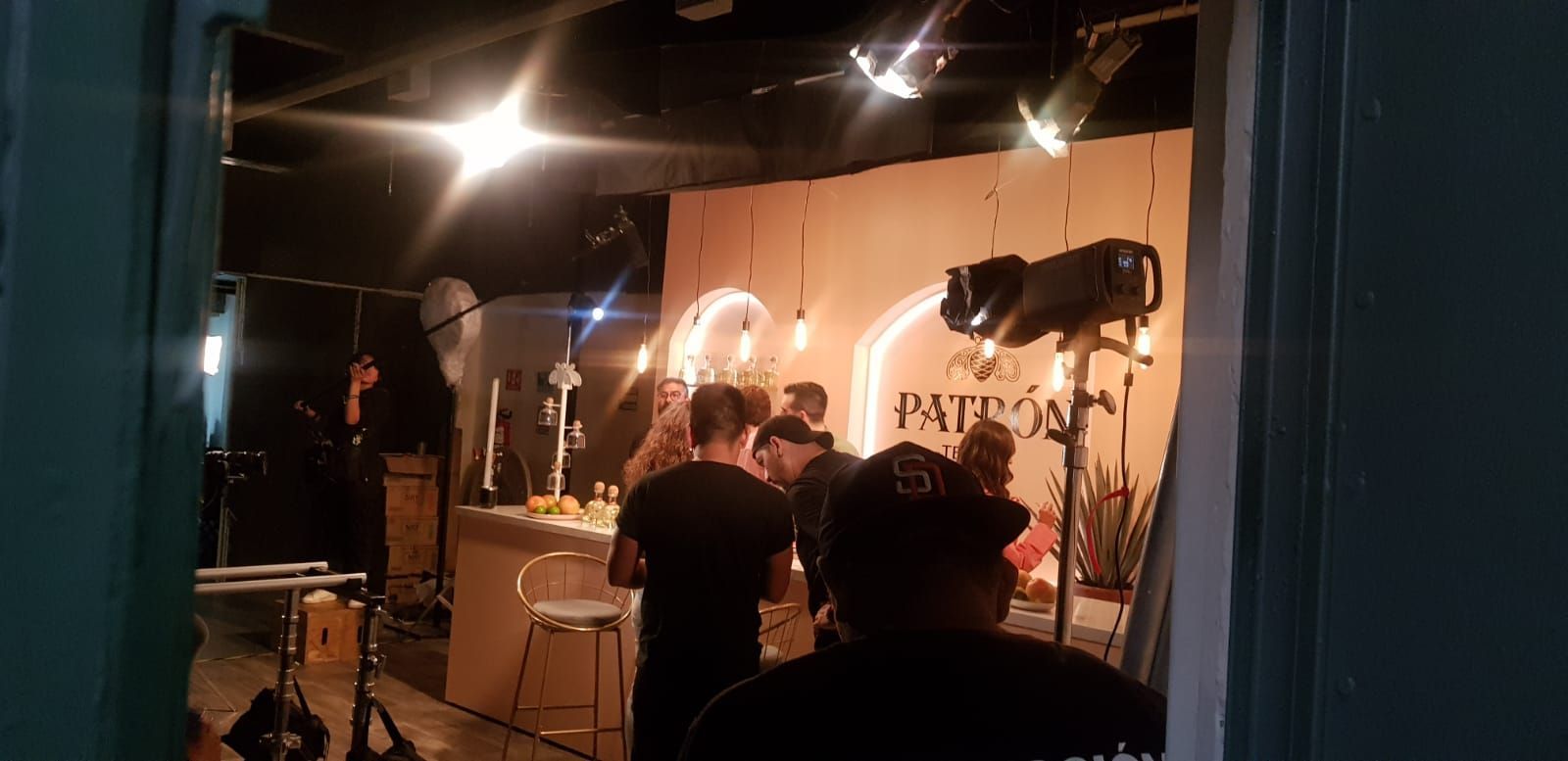 Un grupo de personas está de pie en una habitación con muchas luces.