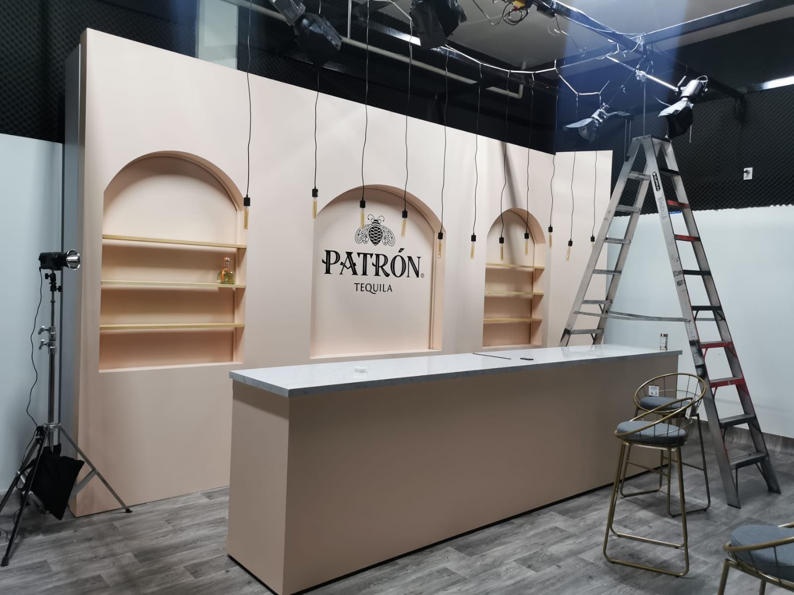 Se está construyendo un bar con el logotipo de un cliente en una habitación.