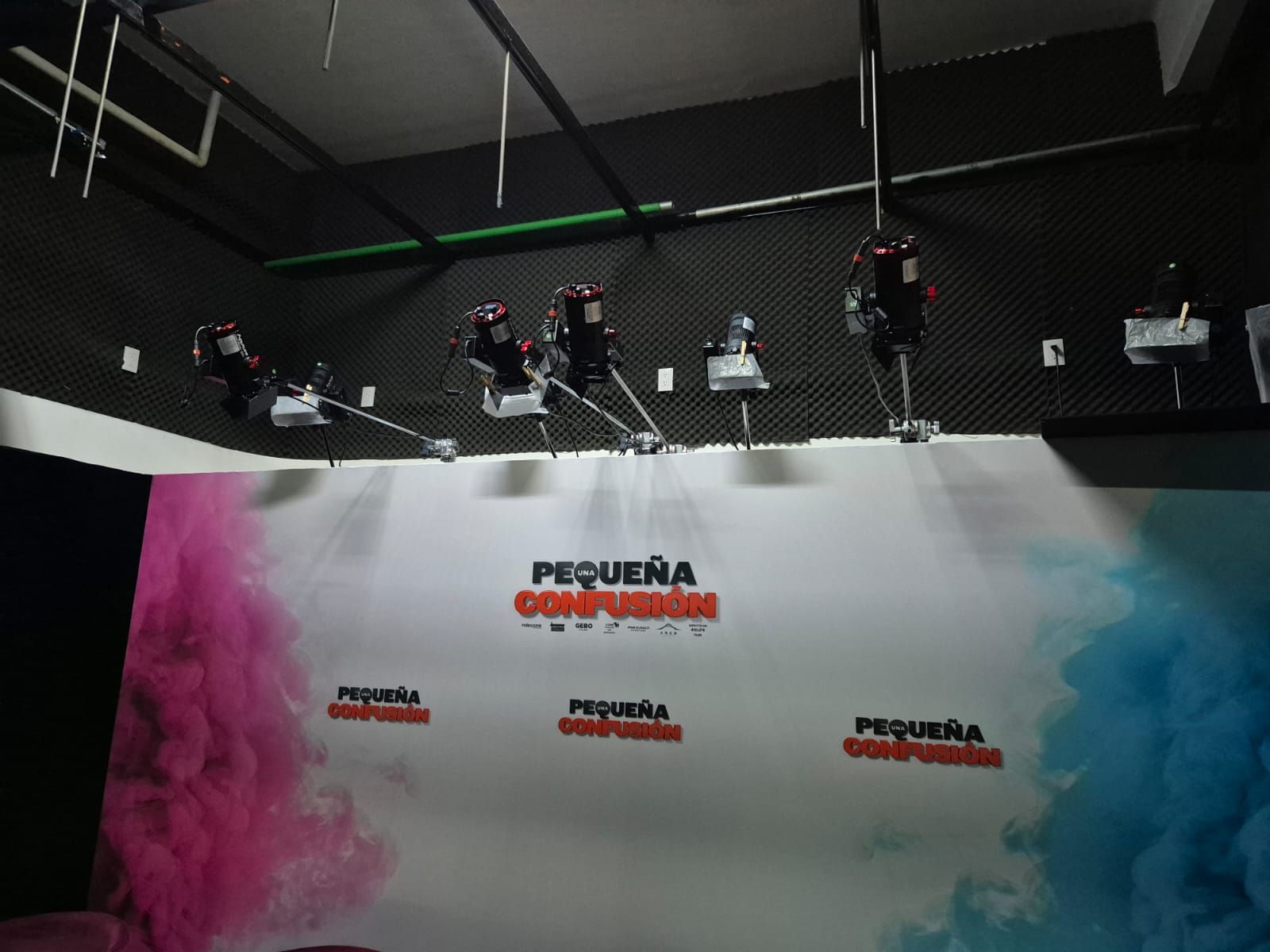 Una habitación con un cartel que dice pequeña