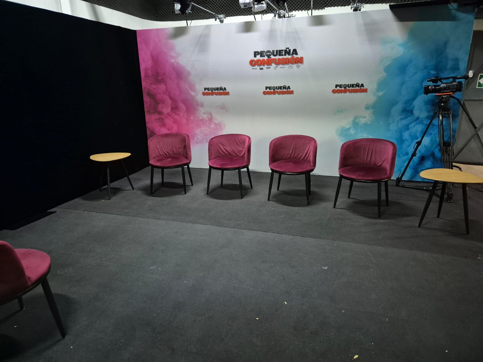 Una habitación con sillas y una pared que dice pequeña