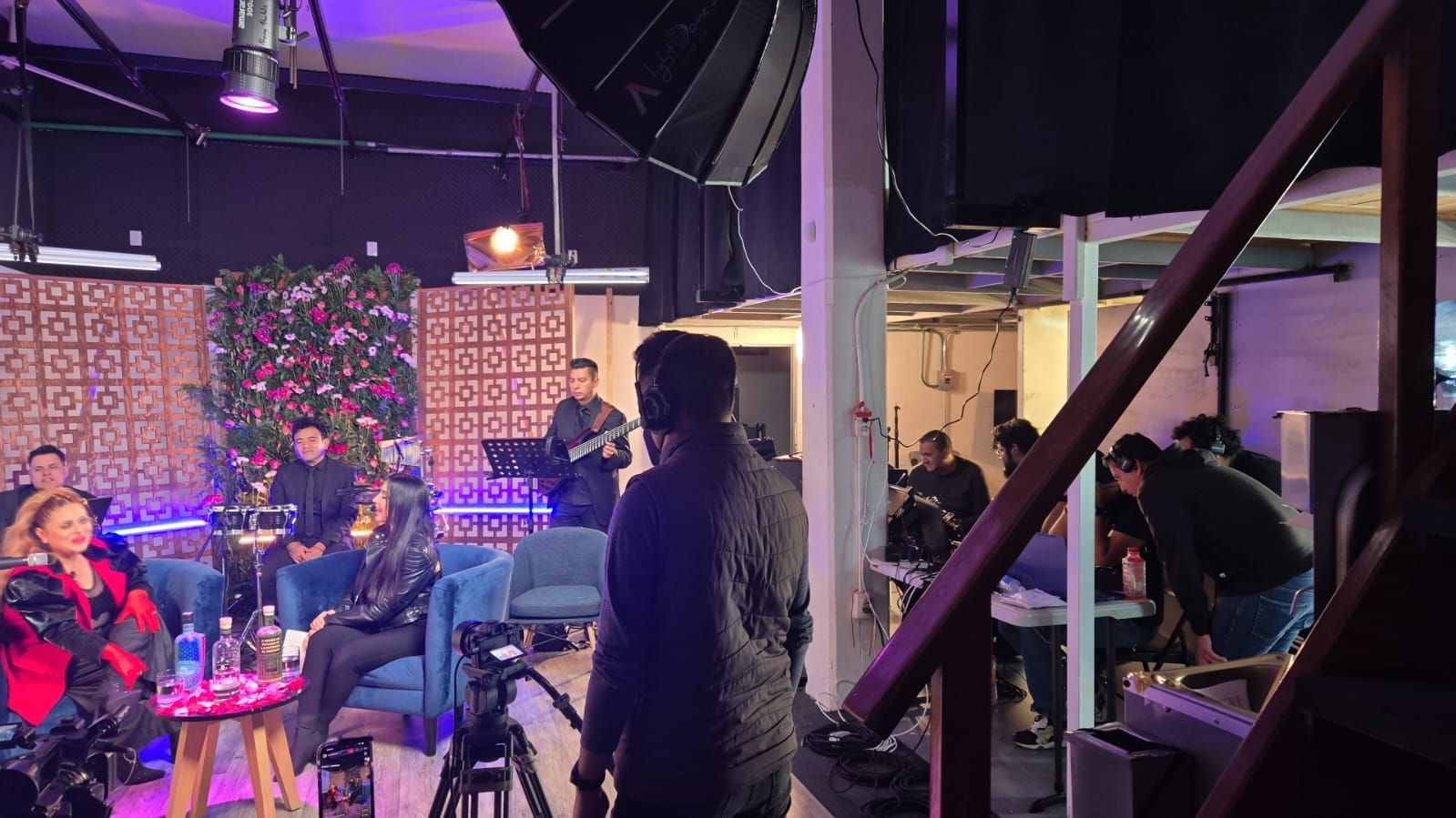 Un grupo de personas está sentado frente a una cámara en una habitación.