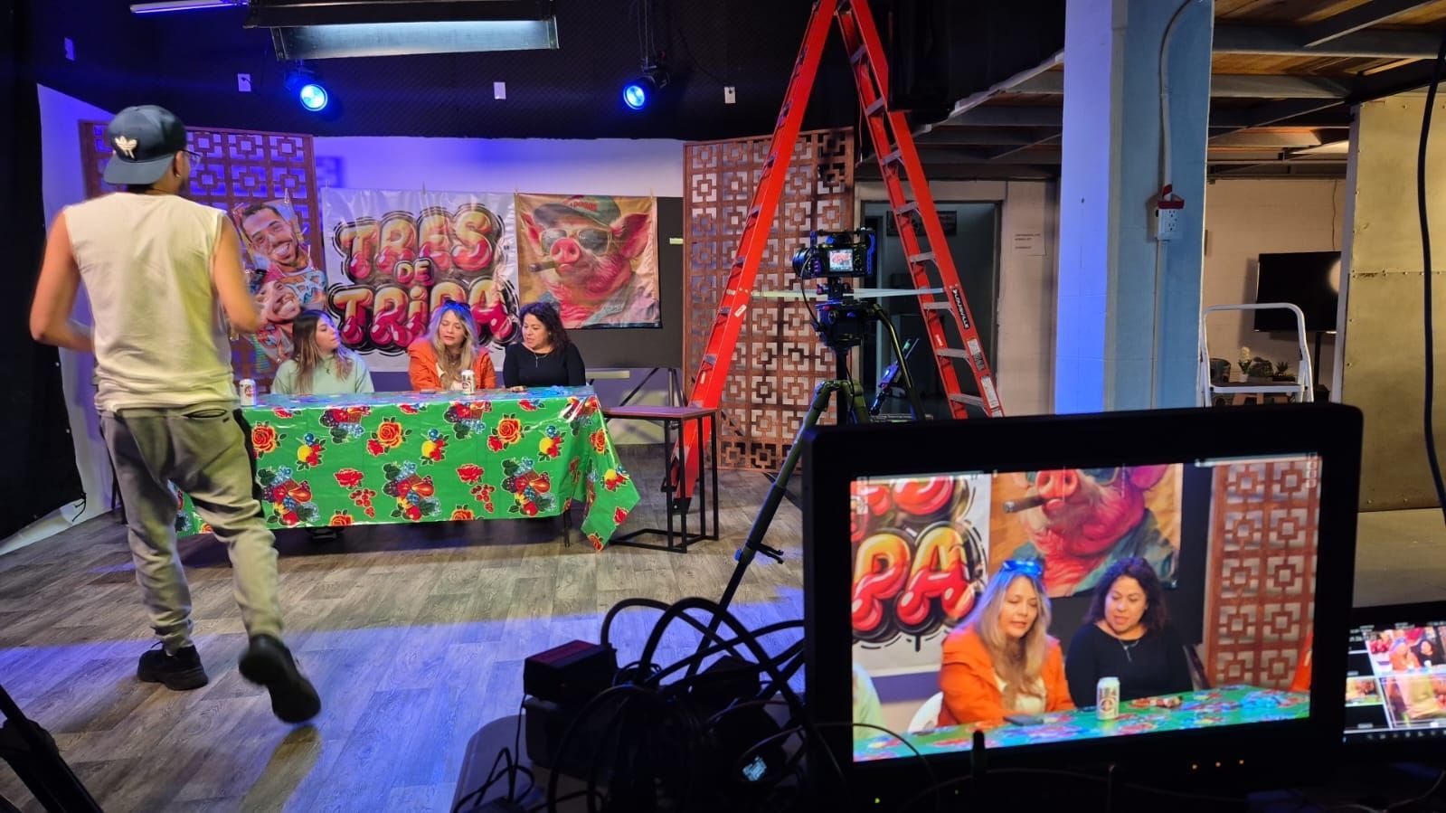 Un hombre está parado frente a una cámara en una habitación.