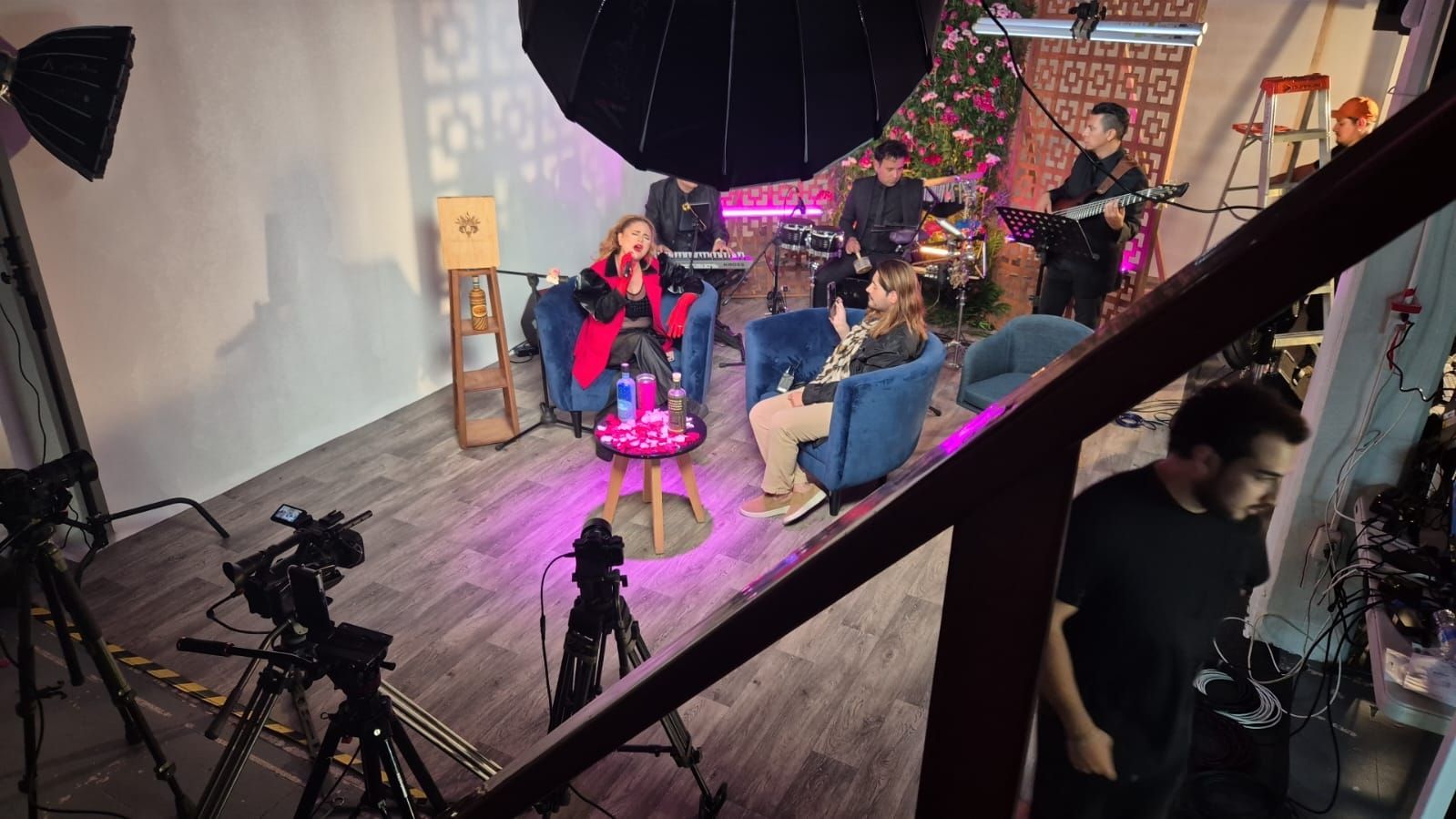 Un grupo de personas están sentadas alrededor de una mesa en una habitación.